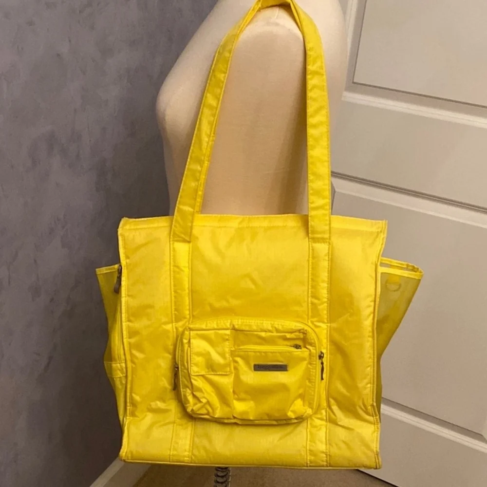 Cute Sunny Yellow Pet Carrier Breathable Lightweight Soft Texture Bottom Insert